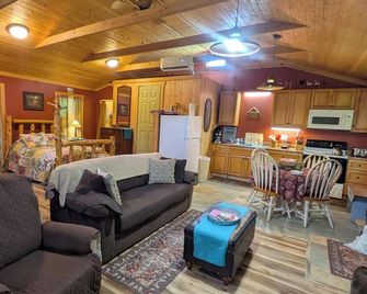 1 room cabin Fern Creek Cabins @ New River Gorge White Water Hiking Hot tub. - Hico