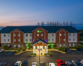 Holiday Inn Express Hotel & Suites Bedford, An IHG Hotel - Bedford - Building