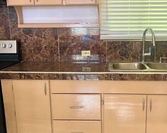2-Bedroom, 1-Bathroom villa with AC, WiFi, and Free Parking! - Tamuning - Kitchen