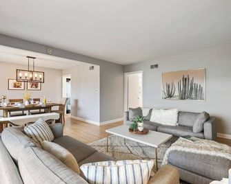 Luxostays | ! Modern 3b #king Bed #sfo#family - South San Francisco - Living room