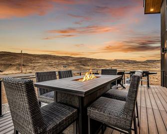 Horsethief Hideout - Hot Tub, Firepit Table, Grill, Views - Loma - Balcony