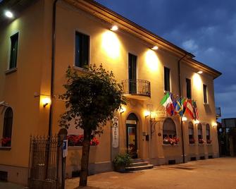 Hotel La Pendola - Ozzero - Building