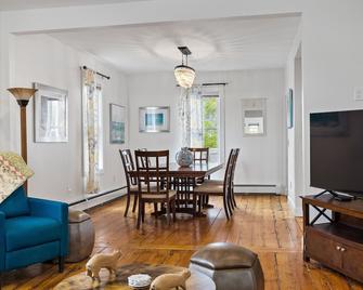 Amazing remodeled house that sleeps 11! Walk to downtown Portsmouth and park 8+ - Portsmouth - Dining room