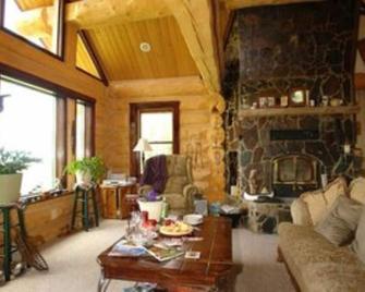 A Montana Bed and Breakfast - Kalispell - Living room