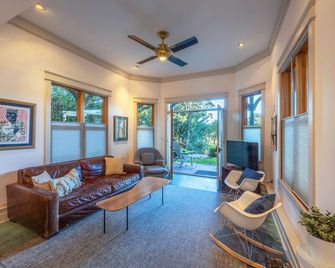 Roe Parker House - Hood River - Living room