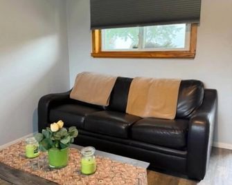 Lakeside Village Motel & Camp ground - Wheatley - Living room