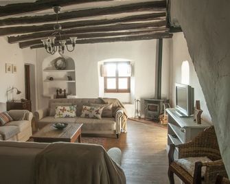Can Vidal Rural Farmhouse in Penedès area, 22 kms from Sitges - Sant Sadurni d'Anoia - Вітальня