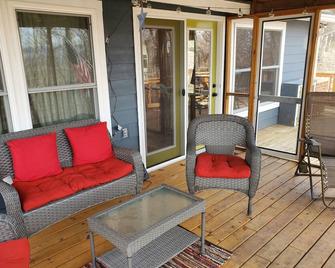 Secluded River Cabin Getaway (Masten Cabin) - Strasburg - Patio