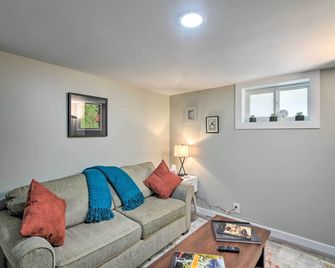 Fresh Downtown Longmont Apartment - Walk to Main! - Longmont - Living room