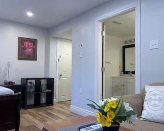 Quiet and Private Bachelor Unit - Halifax - Living room