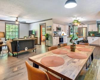 Secluded Mountain Retreat 30 Mi to Asheville! - Marion - Dining room