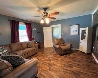 Enjoy peace and quiet in this country home located near the Cumberland River. - Burkesville - Living room