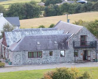 Stunning quiet location with views across the Moray Firth home to dolphins. - Fortrose - Building