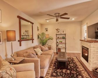 Cozy Yet Modern Cottage. Pet Friendly. 1.3 Miles to Town. Mountain Views. - Highlands - Living room