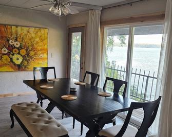 Lakeside, Boat Dock and Hot Tub with this small quaint cottage. - Eucha - Comedor