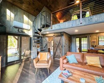 The Barnhaus | Unique 5-Star Experience | Luxe - Bridgton - Living room