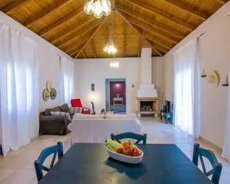 Private Paradise .Private Swimming Pool + beautiful garden. 1 min walk to beach - Lixouri - Dining room