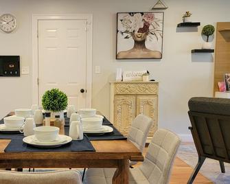 Infant-Friendly Luxurious 7 Beds, 6 Room Home With Bonus Loft! A Dream Getaway! - Framingham - Dining room