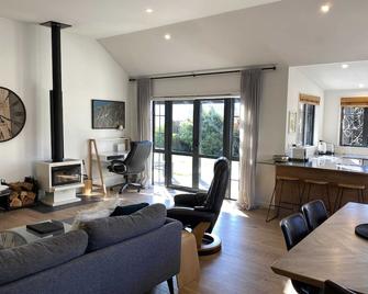 Time Out At Lake Wanaka - Wanaka - Living room