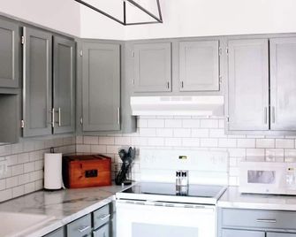 Small-Town Loft: Harvester - Modern Comfort in 1890 Historical Brick Building - Williamsburg - Kitchen