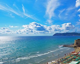 Paradiso Al Mare shared pool - Happy Rentals - Diano Marina - Strand