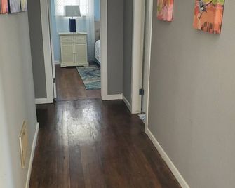 Cozy apartment in charming Perryton with WiFi, AC - Perryton - Hallway