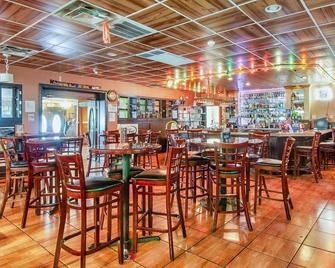 Days Inn & Suites by Wyndham Johnson City - Johnson City - Bar