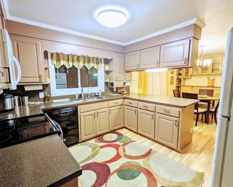 Charming and Cozy 1-Bedroom in Residential Home - High Point - Kitchen