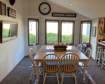 New owner, new updates, same great spot! Perfect place for family fun in Chelan - Manson - Comedor