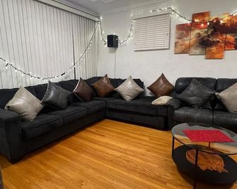 #1 {5 Star Private Room} {winnipeg Jets} in Wolseley,{5kms 4m Airport} - Winnipeg - Living room