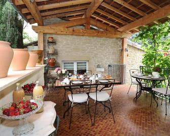 Maison d'Hôtes et Roulotte' Le 6 Bis' - Romans-sur-Isère - Patio