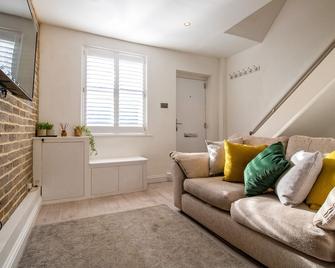 Old London Road Cottage St Albans - St. Albans - Living room