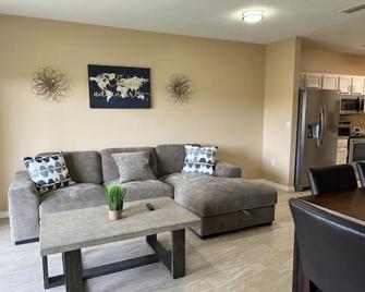 Peace and Quiet near Daytona - Holly Hill - Living room