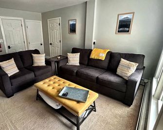 High Street Hideaway- Cozy 2-bedroom apartment with WiFi, in welcoming Waterbury - Waterbury - Living room