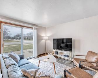 Conveniently Located Two-Bedroom Suite - Green Bay - Living room