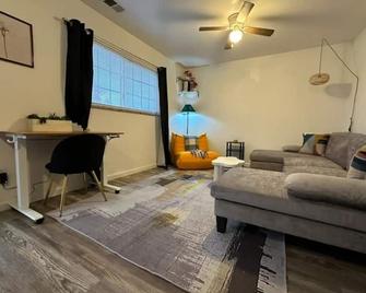 Private 1 bed/1bath by Downtown Columbus, Arenas, & Hospitals - Columbus - Living room