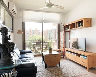 Cozy Apartment near Fira Gran Via with AC - L'Hospitalet de Llobregat - Living room
