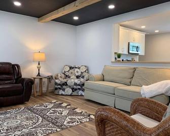 Hot Tub|beauitiful Backyard Oasis|newly Renovated - Middlebury - Living room