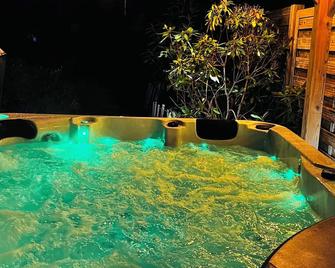 Villa 75m2 avec Piscine et Jacuzzi privés, Sauna et Home-Cinéma à 800m des Commodités - La Baule - Piscine