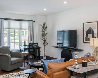 New, charming 3-bedroom townhome with WiFi and all amenities! - Powell - Obývací pokoj