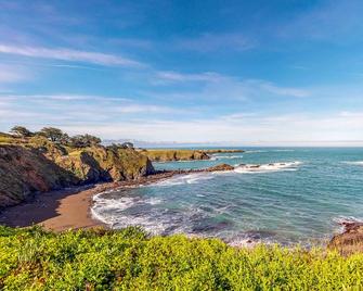 Comfortable & Inviting Cottage w/ an Enclosed Yard, and WiFi - Mendocino
