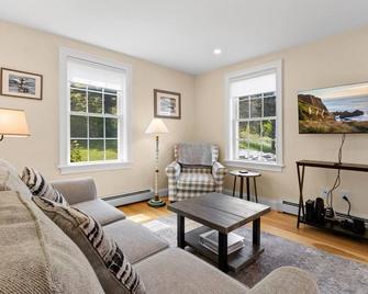 Puffins Perch, romantic cottage perched above the St George River - Saint George - 客廳