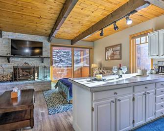 Breck Condo with Hot Tub Access Walk to Main St! - Breckenridge - Küche