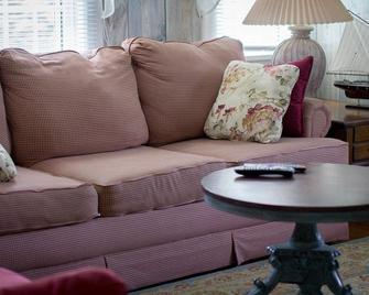 Historic White Blossom House - Southold - Living room