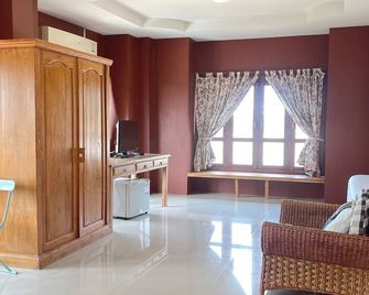 黃蜱酒店 - 南邦 - 南邦 - 客廳