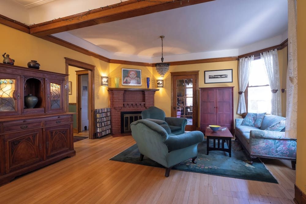 Gracious, spacious vintage home in a terrific neighborhood near the lake - שיקאגו - סלון