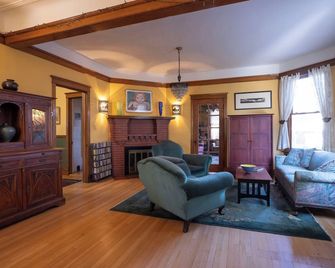 Gracious, spacious vintage home in a terrific neighborhood near the lake - שיקאגו - סלון