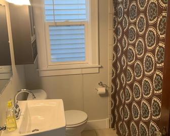 Tastefully Decorated And Sparkling Clean ~ Home Away From Home! - Sault Sainte Marie (Michigan) - Łazienka