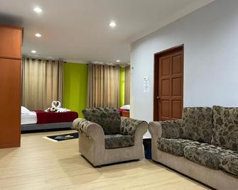 Samudera Hotel - Kuala Besut - Wohnzimmer