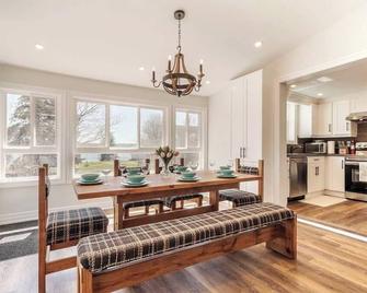 Hay Bay waterfront retreat - Joyce's cottage - Napanee - Dining room
